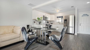 2 bedroom 2 bathroom apartment in Cape Coral yacht club area